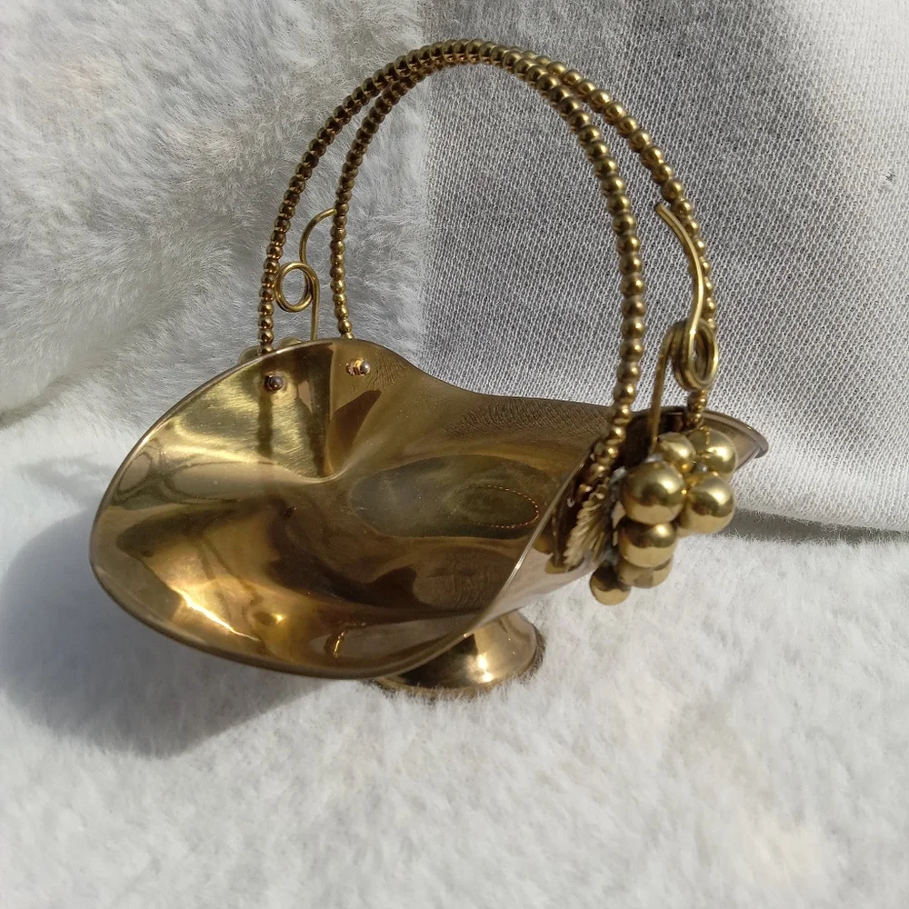 VINTAGE BRASS BASKET WITH HANDLE ADORNED WITH GRAPES MADE IN ITALY